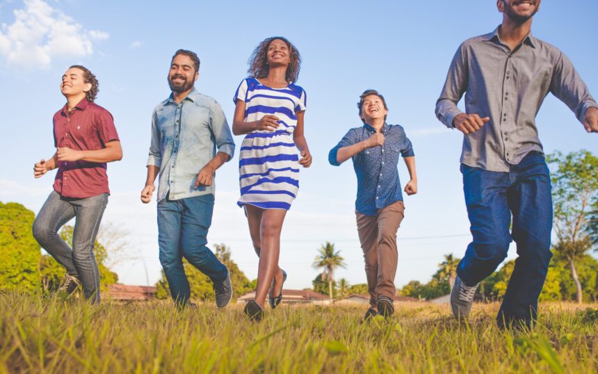 un gruppo di uomini e donne cammina felice