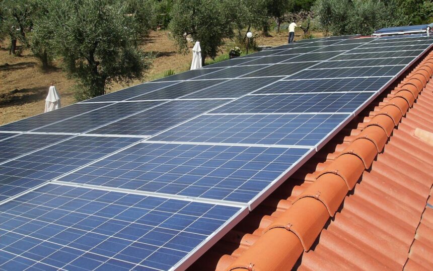 un impianto fotovoltaico sul tetto di una casa