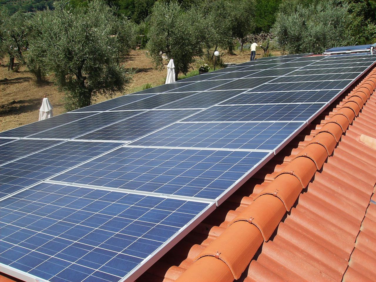 un impianto fotovoltaico sul tetto di una casa
