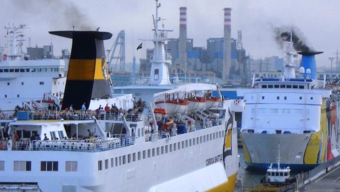 immagine di navi nel porto di livorno che rilasciano emissioni di Co2