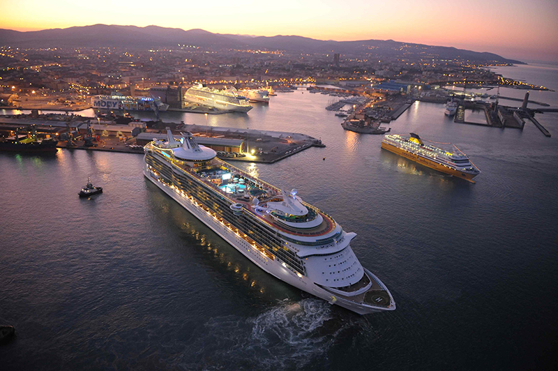 immgine del porto di livorno dall'alto all'alba
