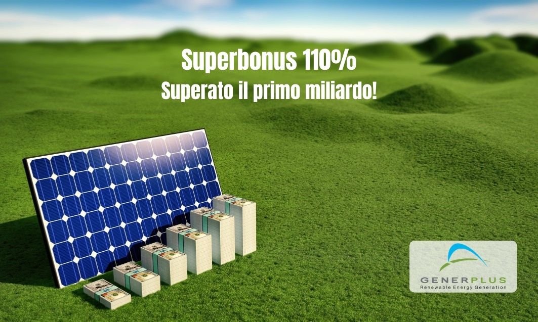 un pannello fotovoltaico e una mazzetta di dollari per simulare il risparmio
