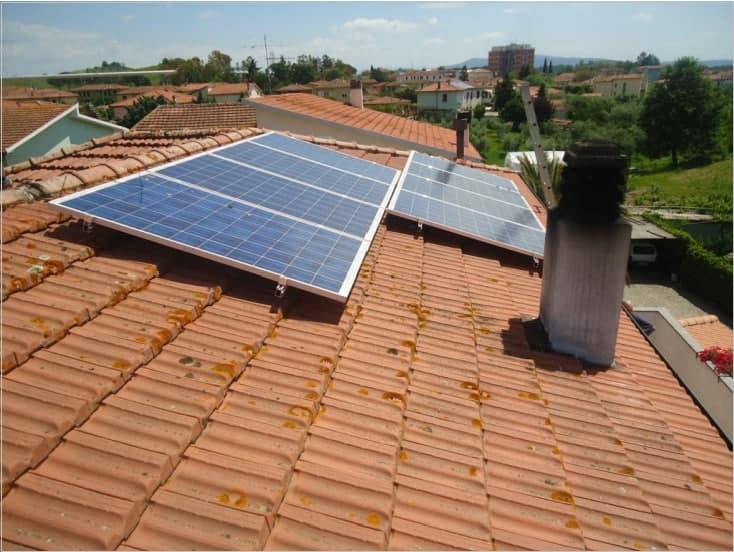 impianto fotovoltaico vista laterale