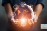 mani che mostrano varie forme di energia rinnovabile
